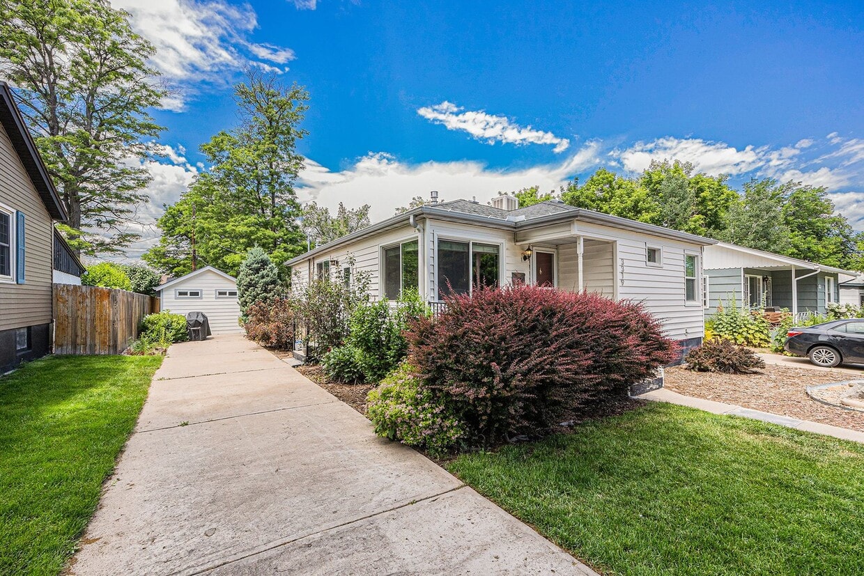 FURNISHED, Spacious 3 bedroom home in the heart of University! - FURNISHED, Spacious 3 bedroom home in the heart of University!