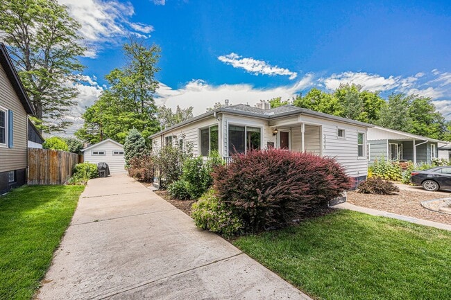 FURNISHED, Spacious 3 bedroom home in the heart of University! - FURNISHED, Spacious 3 bedroom home in the heart of University!