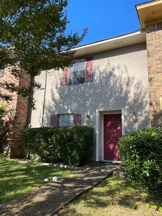 Primary Photo - Townhome in Woodmere for Lease