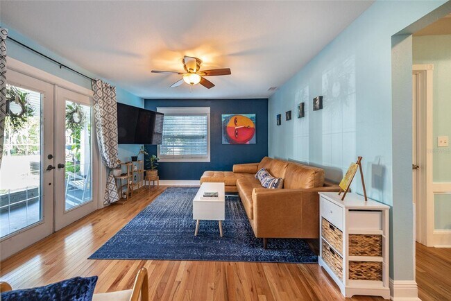 Foto del edificio - 5905 N Eustace Ave - LO