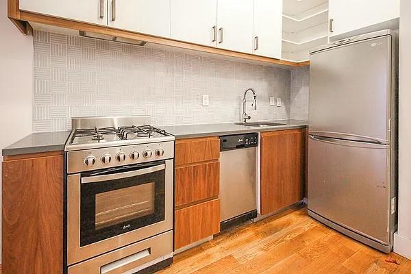 Foto principal - 949 Willoughby Ave