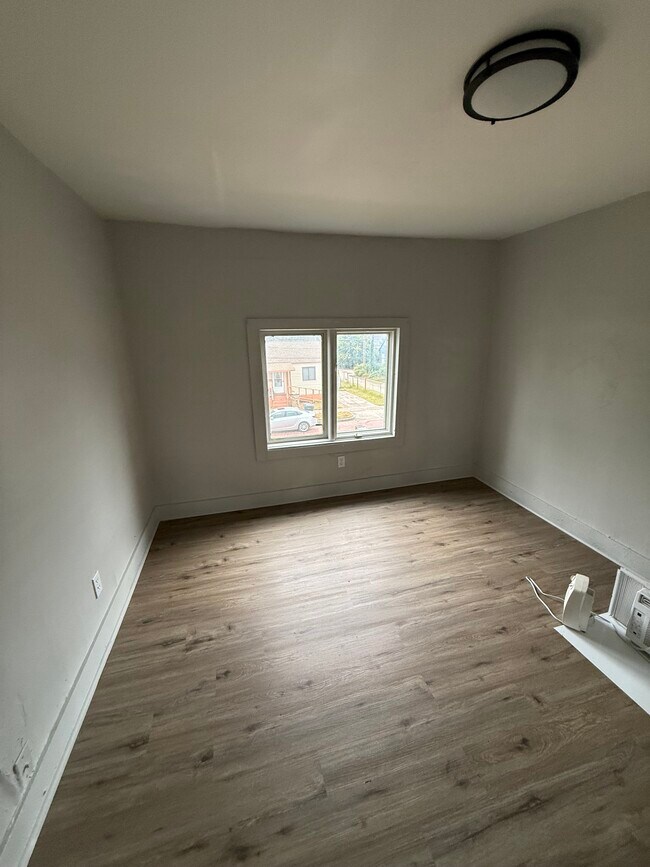 Building Photo - 109 S Maple St