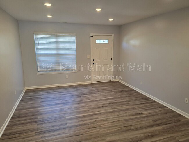 Foto del edificio - 25 Barnett Shoals Dr