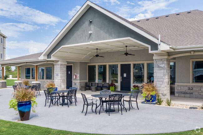 Outdoor Seating - Oak View Apartments