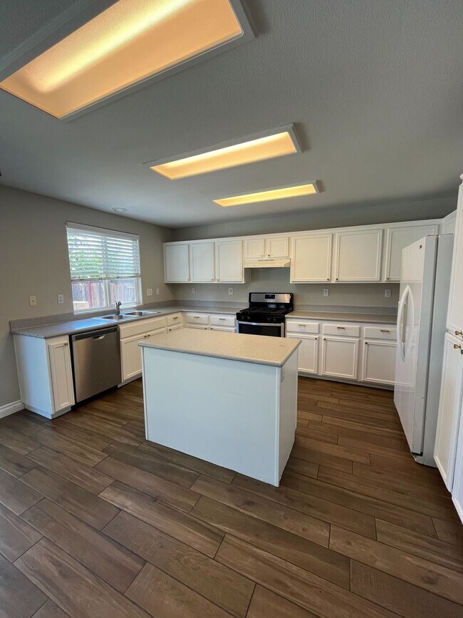 Building Photo - Modern Comfort & Space in South Corona – 4...