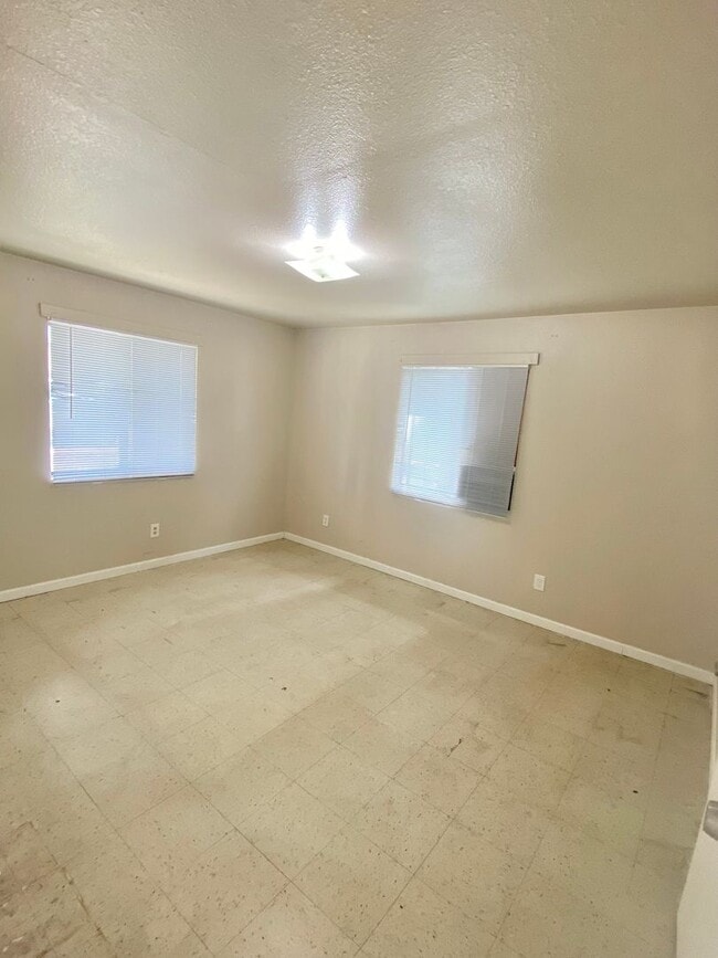 Foto del edificio - Explore this property in Delano - Flexible...