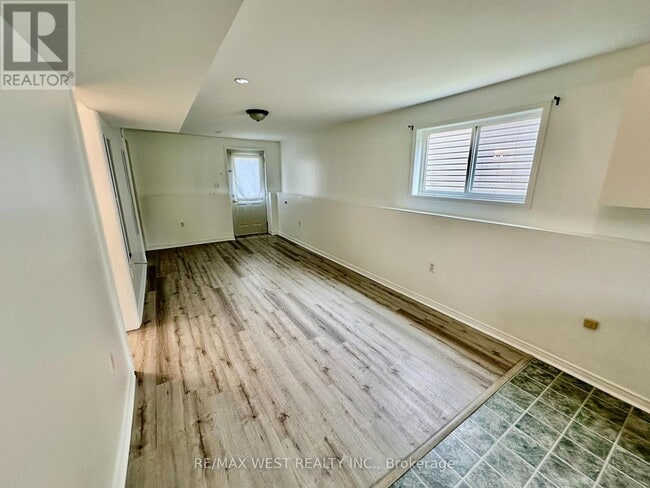 Building Photo - 37 Whitehorn Crescent