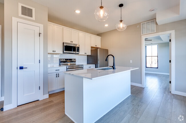 2BR, 2BA - Kitchen - Fuller Park Flats