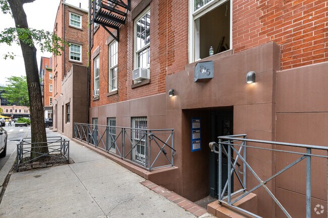 Building Photo - 815 Greenwich St