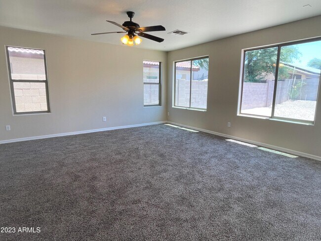 Building Photo - 2047 W Vineyard Plains Dr