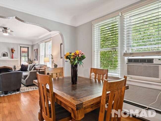 Foto del edificio - 2 Bedroom 1 Bath Upstairs of Single Family Home in Denver - Shared with AirBnB in Basement