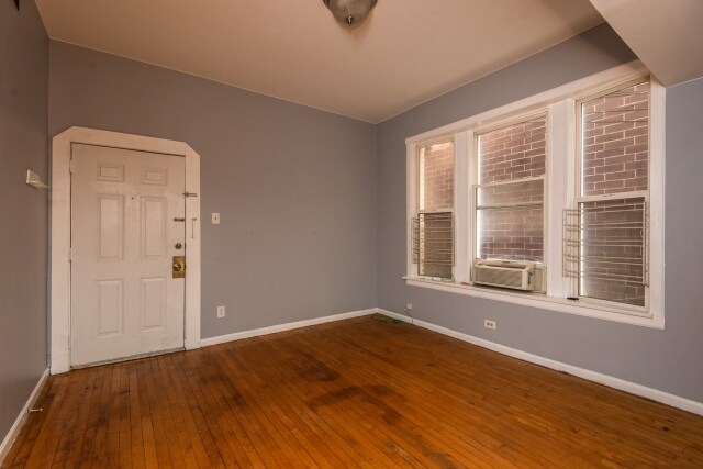 Foto del edificio - 2131 W Division St