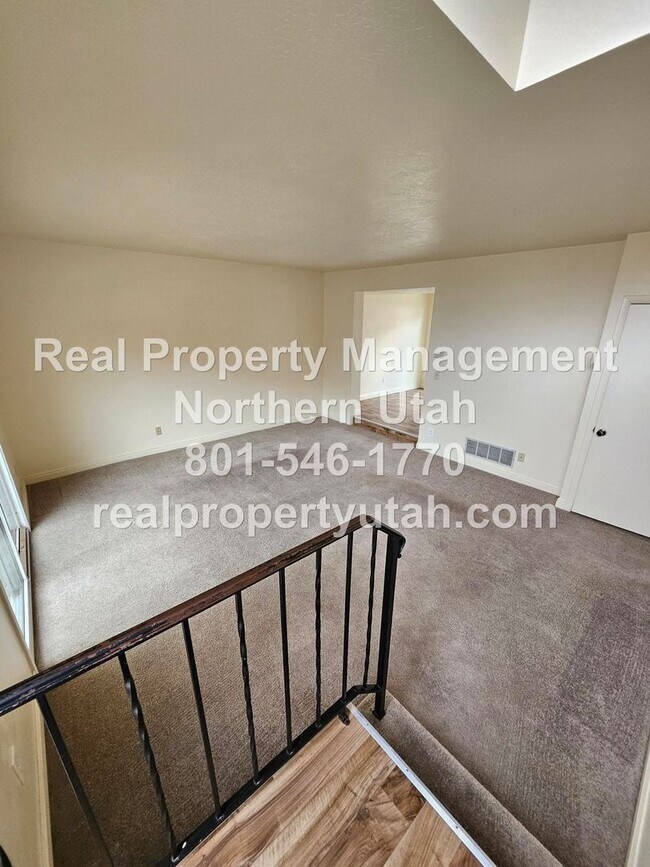 Building Photo - 2 Bedroom 1.5 Bath Townhome in Roy