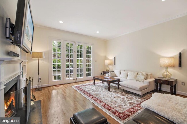 Foto del edificio - 4433 MacArthur Blvd NW