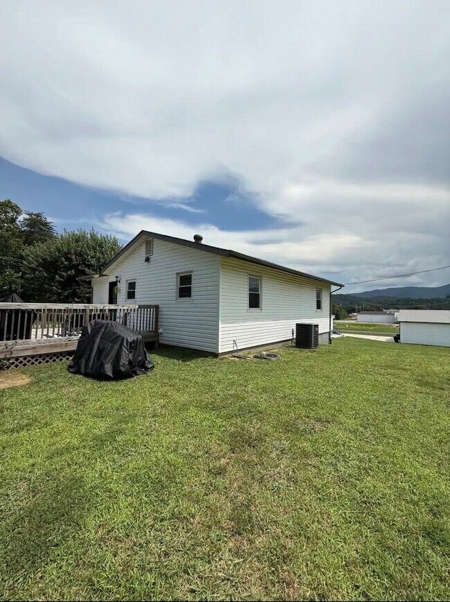 Foto del edificio - 4066 Crossmill Ln