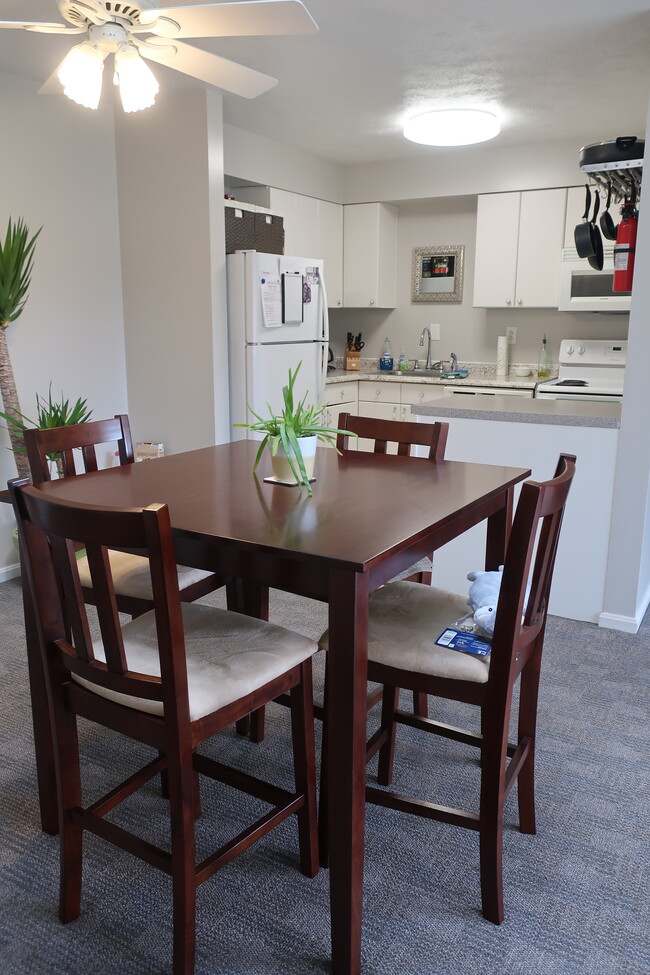 Comedor y cocina - Walnut Knoll Apartments