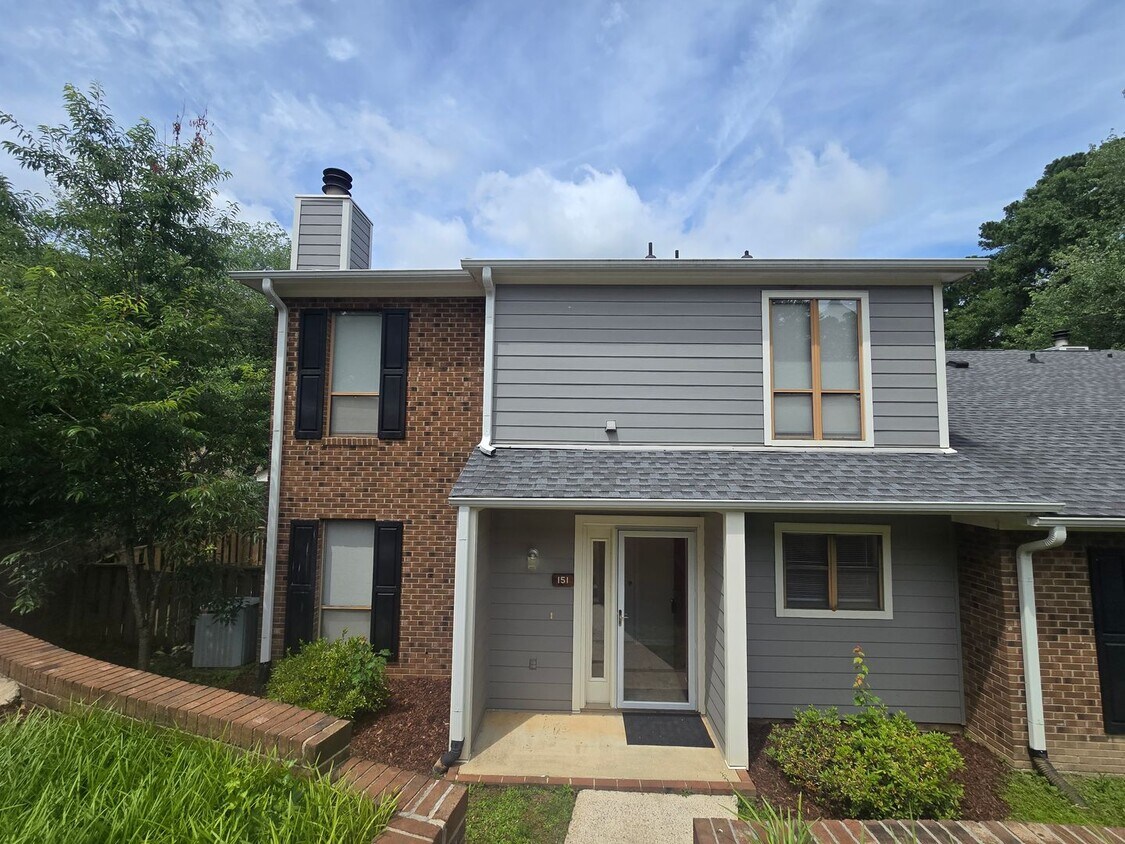 Foto principal - Meticulously Kept 2BR, 3BA Townhome with D...