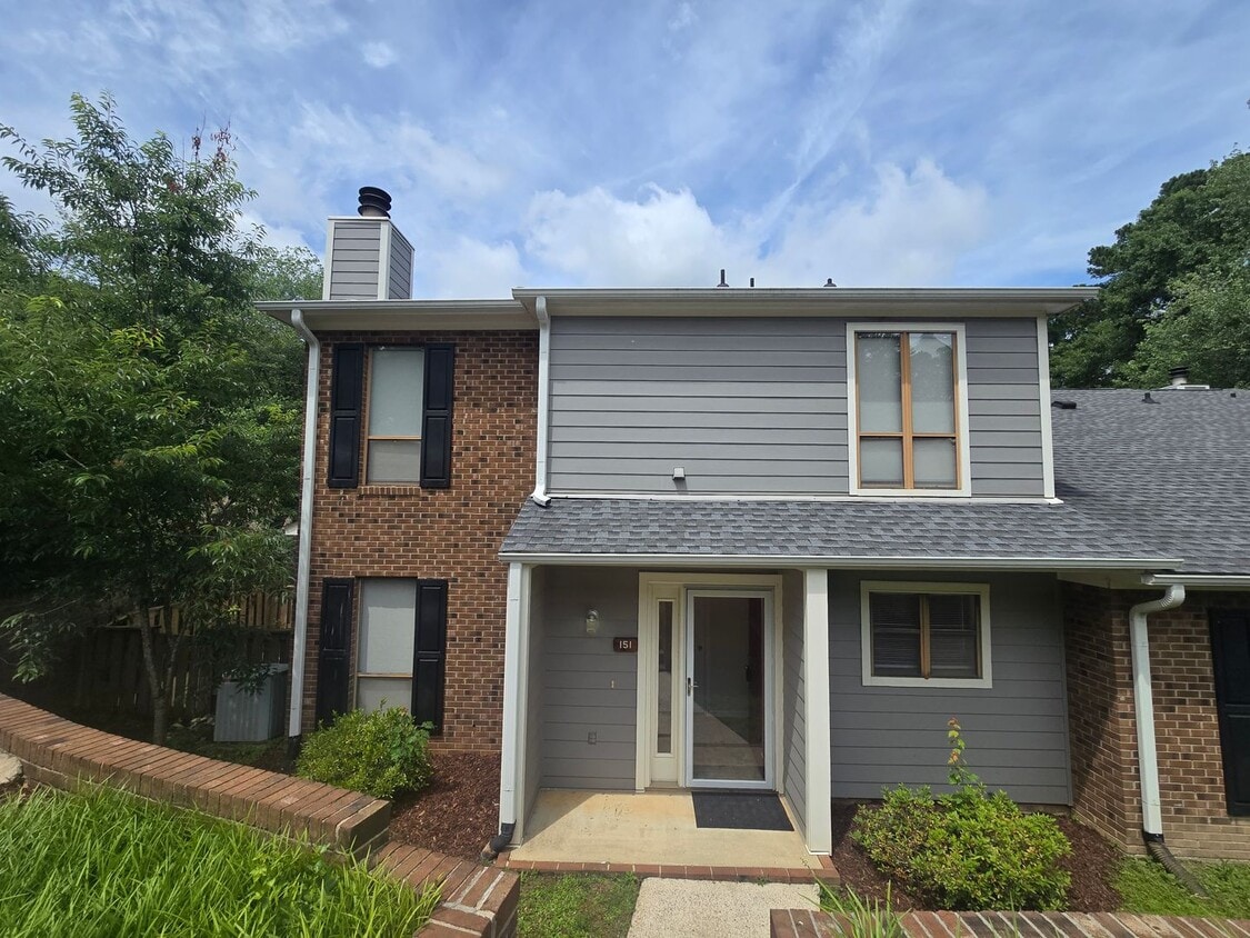 Primary Photo - Meticulously Kept 2BR, 3BA Townhome with D...