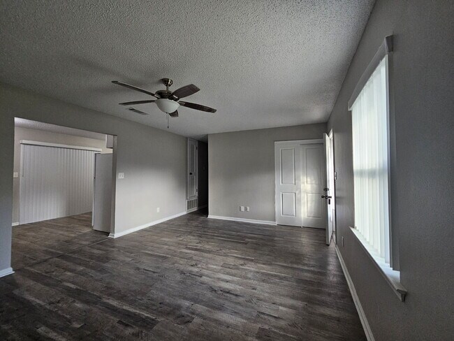 Foto del edificio - "Charming 3-Bed Oasis with Granite Touches & Luxury Vinyl Plank at 2958 Skycrest, Pensacola"