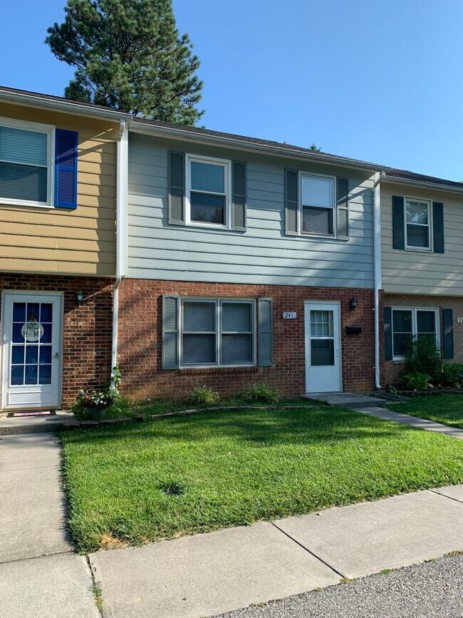 Building Photo - 3 Bedroom, 2.5 Bath Townhouse