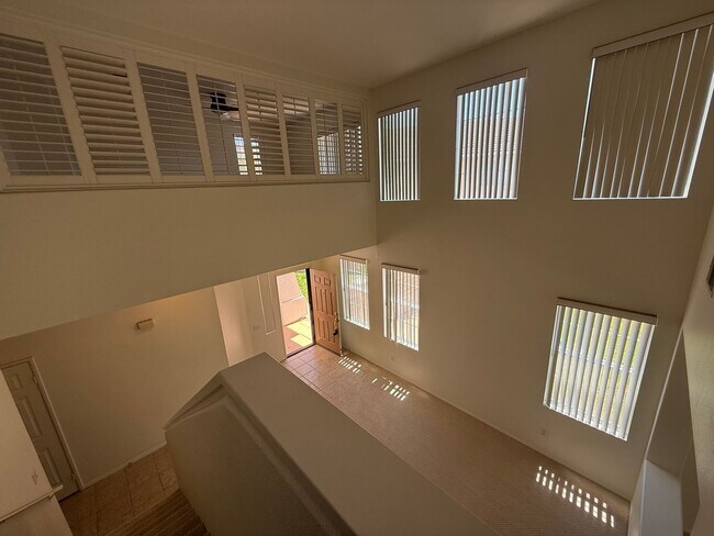 Foto del edificio - 3 bed, 2 1/2 bath home in gated Wood Ranch...