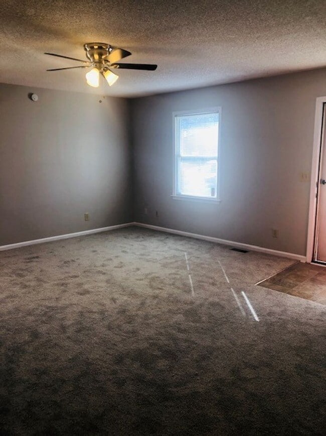 Building Photo - Great location in Greer with easy drive to...