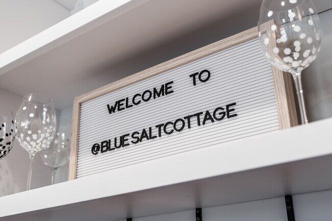 ¡Casa de playa completamente nueva! Acceso público a la playa al final de la calle (a 4 minutos a pie). ¡Bienvenidos a Blue Salt Cottage! - 103 S 13th St