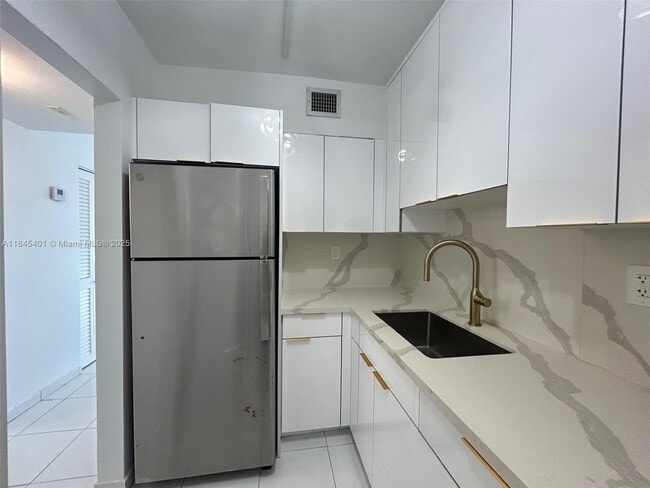 Building Photo - 2899 Collins Ave