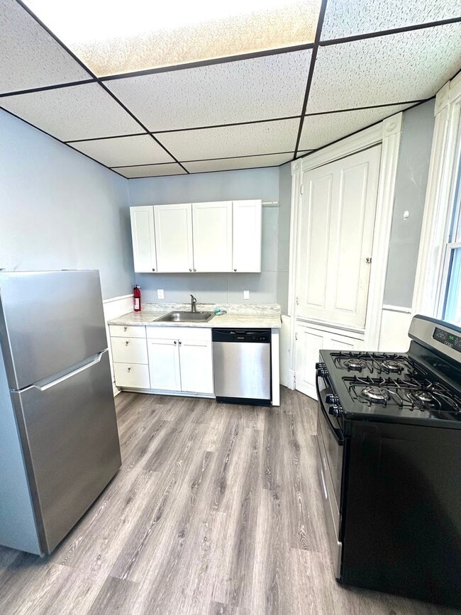 Building Photo - Completely Updated 3 Bed, 1 Bath Unit in Pitcairn - Available Immediately!