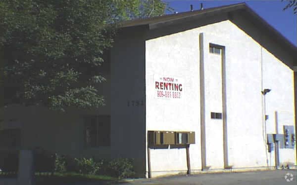Building Photo - 1751 Garden Dr