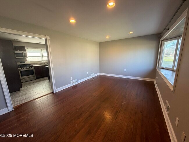 Building Photo - 710 Dow Ave