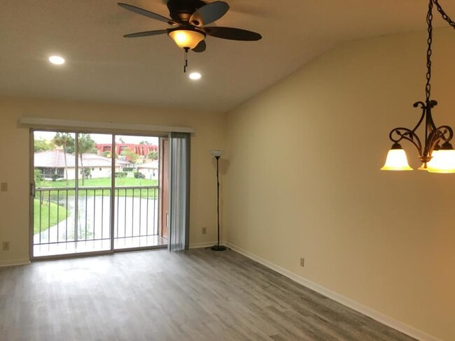 Building Photo - 9993 Three Lakes Cir