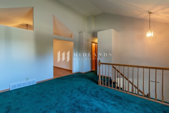 Building Photo - Updated Two Springs Split Entry