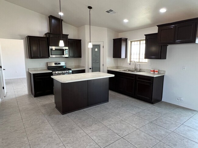 Building Photo - 3 Bedroom Split Floor Plan with 2 bathrooms