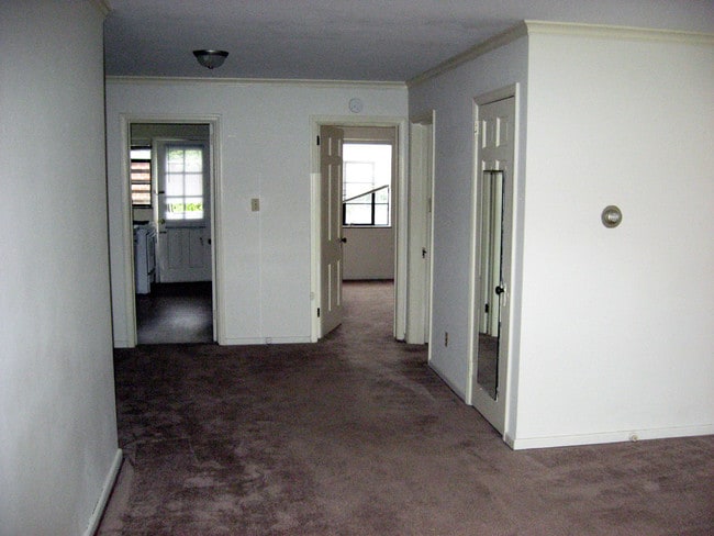 Building Photo - 926 Kenwick Rd