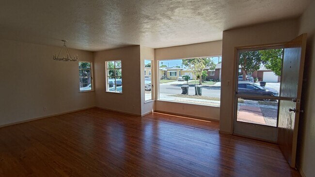 Foto del edificio - Newly Remodeled 4 Bed 3 Bath in Chula Vist...