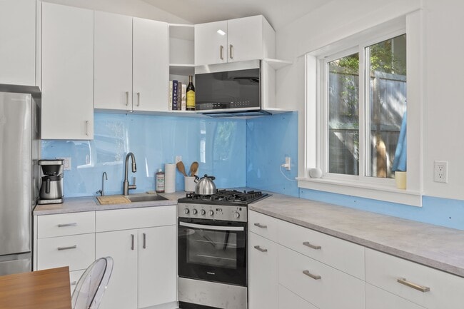 Full kitchen with range, microwave, refrigerator. - 827 Haverford Ave