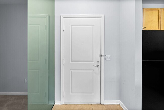 Foto del edificio - 1 Bed and Den 1 Bath - Silver Spring Condo - Garage Parking Space