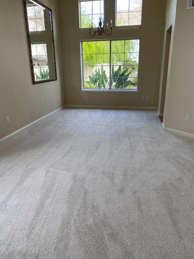 Foto del edificio - 323 Montserrat Dr