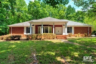 Building Photo - 924 Forest Ln