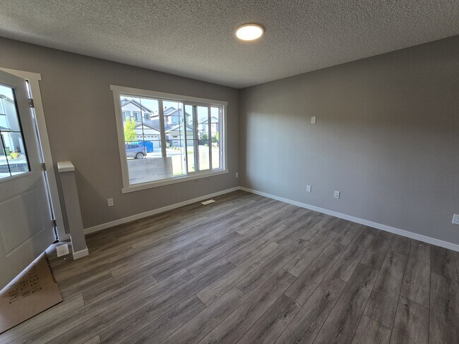 Photo du bâtiment - 1009 Cy Becker Rd NW