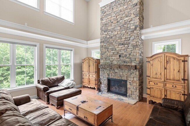 Foto del edificio - Beautiful Biltmore Lake Home