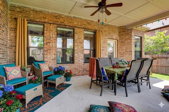 Foto del edificio - 7007 Fall Creek Ln