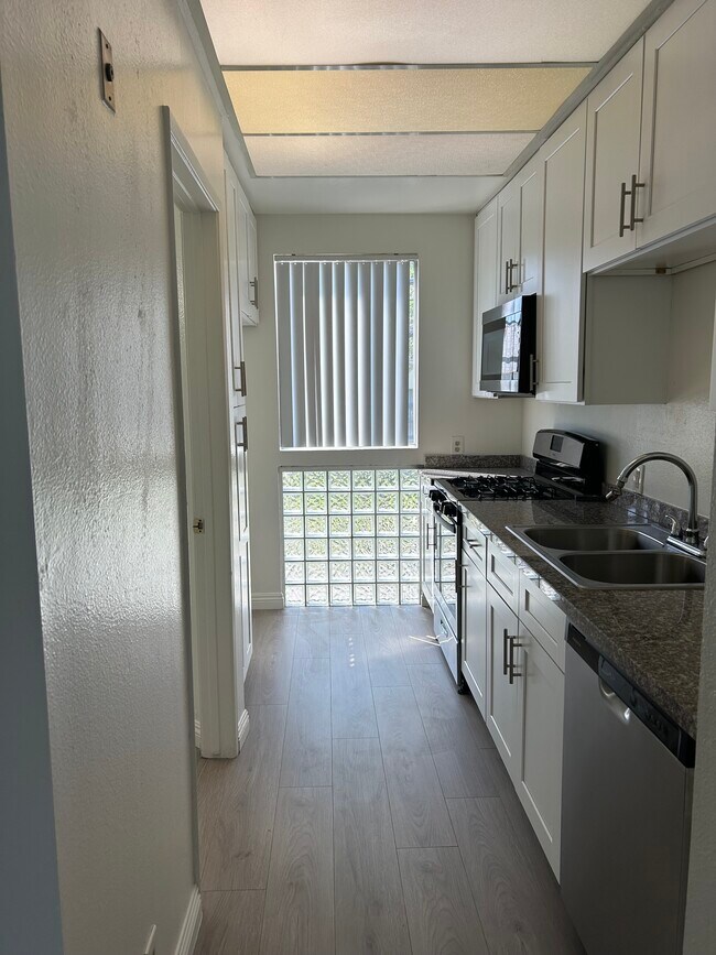 Building Photo - 450 N Van Ness Ave
