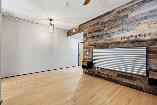 Foto del edificio - Modern + Spacious Pearl District Condo Including 24/7 Security +1  Secured Parking Spot Available...