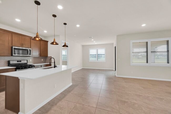 Building Photo - 680 SE Villandry Way