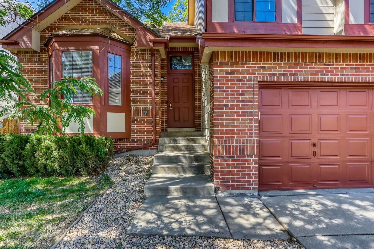 Beautifully Updated 3BR/2.5BA Home in Longmont – $300 Off First Month's Rent - Beautifully Updated 3BR/2.5BA Home in Longmont – Move Right In!