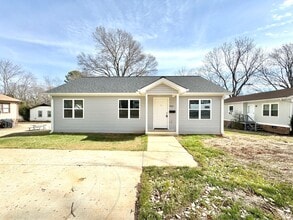 Building Photo - 905 Dillard St