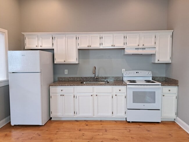 Building Photo - Single Family Home- 2 BR/2BA in Upper Mid-...