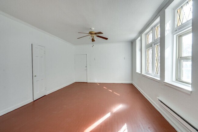 Building Photo - 2828 S Moreland Blvd
